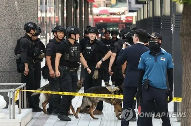爆破予告を受けて出動した警察官ら＝５日、ソウル（聯合ニュース）