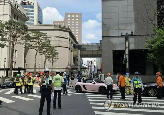脅迫文の投稿を受け現場に出動した警察や消防の関係者ら＝５日、ソウル（聯合ニュース）