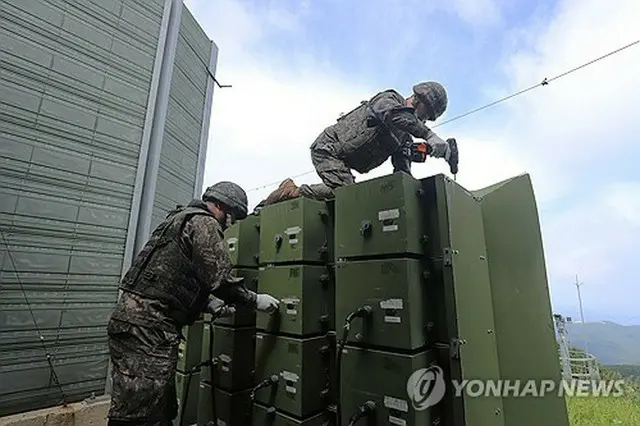 撤去される拡声器（国防部提供）＝（聯合ニュース）≪転載・転用禁止≫