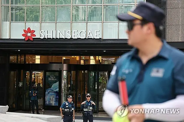 爆破予告を受けて警戒にあたる警察官ら＝５日、ソウル（聯合ニュース）