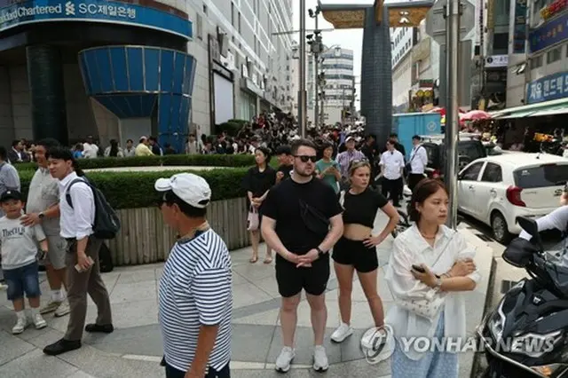 爆破予告を受け、従業員や買い物客など約４０００人が避難した＝６日、ソウル（聯合ニュース）