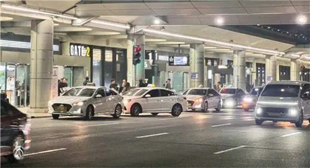 金浦国際空港前に並ぶタクシー（ソウル市提供）＝（聯合ニュース）≪転載・転用禁止≫