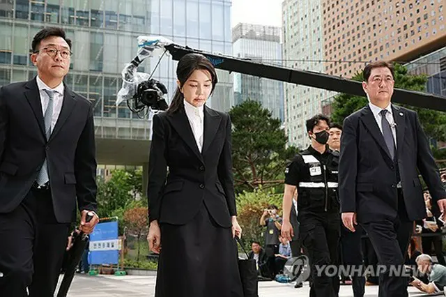 尹前大統領の妻、金建希氏が６日午前、金氏の複数の不正疑惑を捜査する特別検察に被疑者として出頭した。大統領経験者の妻が捜査機関に被疑者として出頭する様子が報道陣に公開されるのは初めて＝（聯合ニュース）