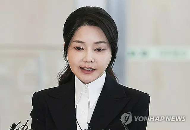 ソウル・光化門にある特別検察官の事務所に出頭した際、国民に向け謝罪した金建希氏（写真共同取材団）＝６日、ソウル（聯合ニュース）