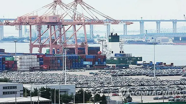 コンテナが並ぶソウル近郊の平沢港＝（聯合ニュース）
