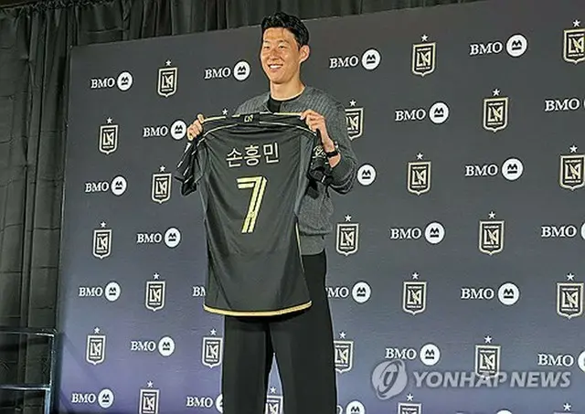 米ロサンゼルスで開かれたＬＡＦＣの記者会見でユニフォームを見せる孫興ミン＝６日、ロサンゼルス（聯合ニュース）