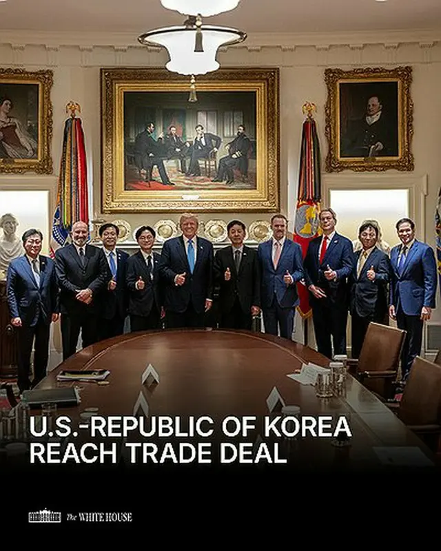 関税交渉を終えて記念撮影する韓国政府の交渉団とトランプ氏（ホワイトハウスのＳＮＳのより）＝（聯合ニュース）≪転載・転用禁止≫