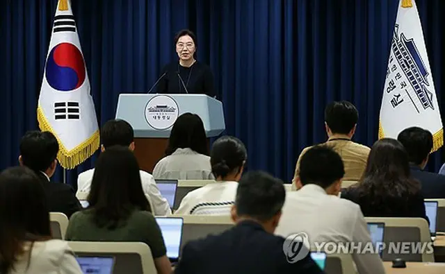記者会見を行う大統領室の姜由楨報道官＝６日、ソウル（聯合ニュース）