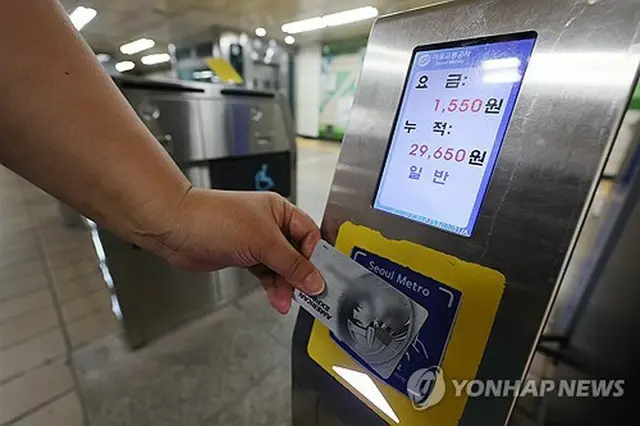 ＩＣカードをタッチして地下鉄の改札を通る利用者（資料写真）＝（聯合ニュース）
