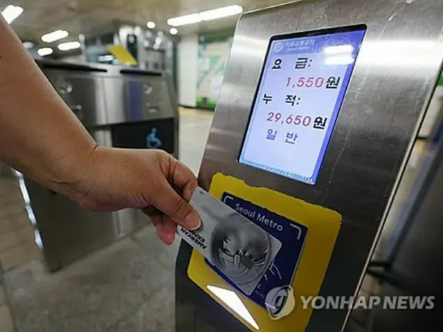 ＩＣカードをタッチして地下鉄の改札を通る利用者（資料写真）＝（聯合ニュース）