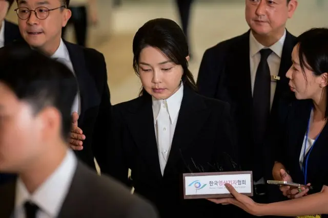 <W解説>かつて芸能人並みの人気だった韓国・尹前大統領の妻、16もの疑惑で特別検察官が捜査