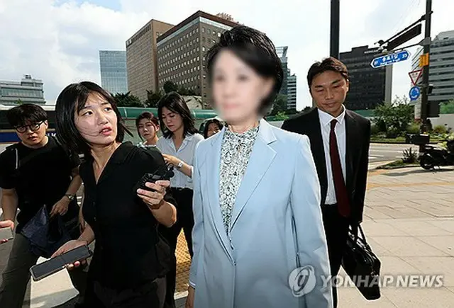 特別検察官チームの事務所に出頭する教団幹部（共同取材）＝８日、ソウル（聯合ニュース）