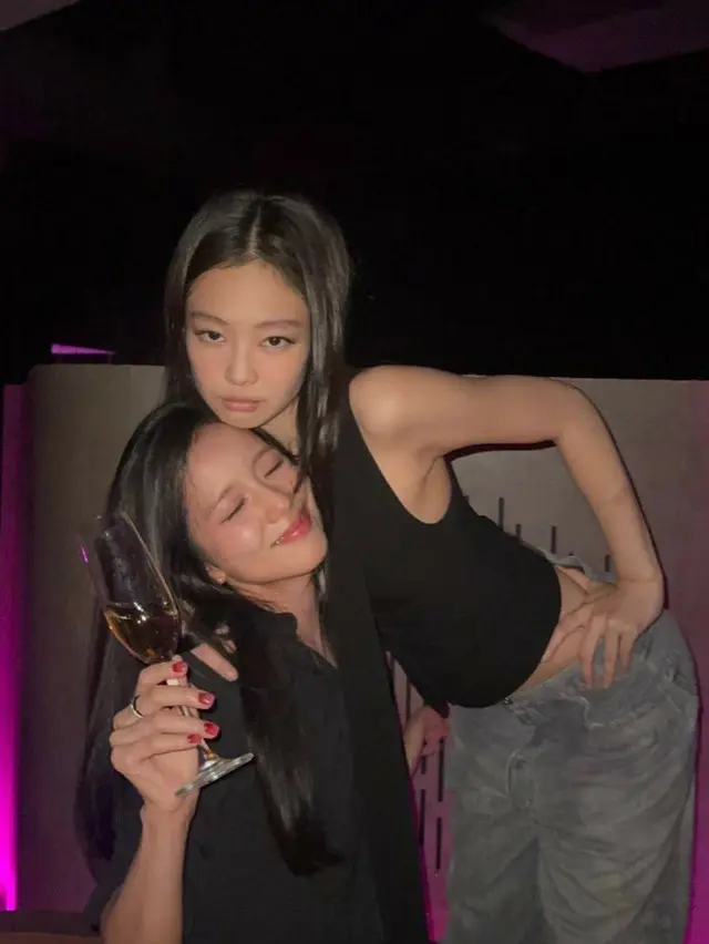 「BLACKPINK」、デビュー9周年を祝う…“美しいレディーたちと”ビハインドを大公開02