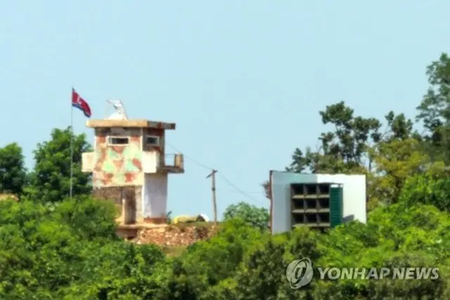 韓国北部・京畿道坡州市の境界地域から見た８月４日の北朝鮮側の監視所と拡声器の様子＝（聯合ニュース）