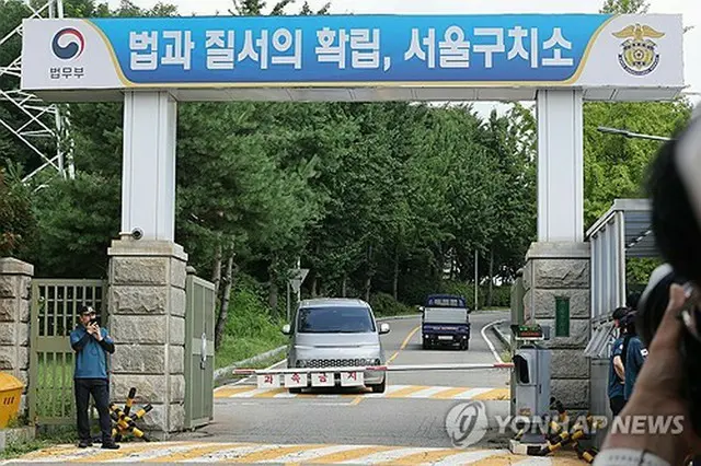 尹前大統領の拘束令状の執行を断念し、ソウル拘置所を出る特別検察官の車両＝７日、義王（聯合ニュース）