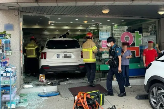 華城で60代が運転したSUVが薬局に突っ込む...薬剤師死亡＝韓国