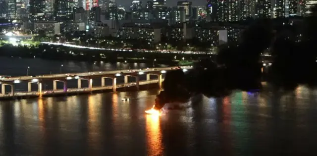 漢江・盤浦大橋付近でヨット火災…6人全員が避難＝韓国