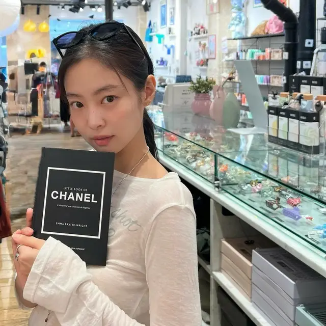 「BLACKPINK」JENNIE、ワールドツアー中のほっこりするひとときを公開…素顔で街中を散策02