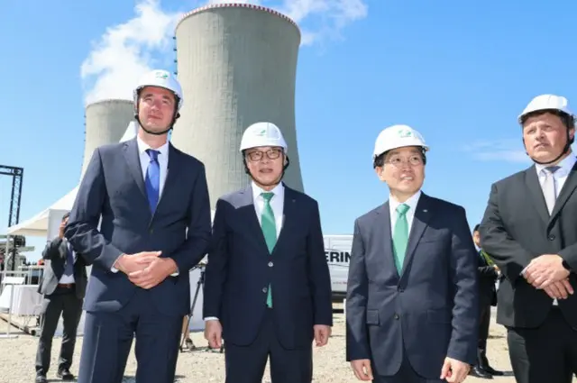 8日（現地時間）、チェコのドゥコバニ原発敷地で開かれた新規原発用地の調査着手式に出席した韓国水力原子力のファン・ジュホ社長（左から2番目）（写真＝韓国水力原子力）