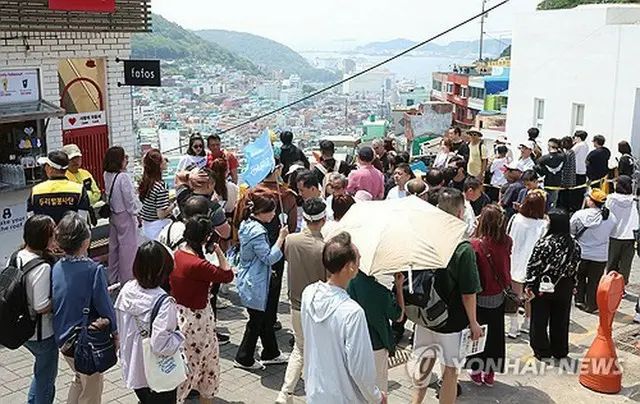 釜山・甘川文化村を訪れた外国人観光客（資料写真）＝（聯合ニュース）