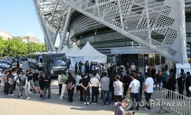 ＫＳＰＯ　ＤＯＭＥに爆発物を仕掛けたとのファクスが届き、観客約４０００人が避難した＝１０日、ソウル（聯合ニュース）