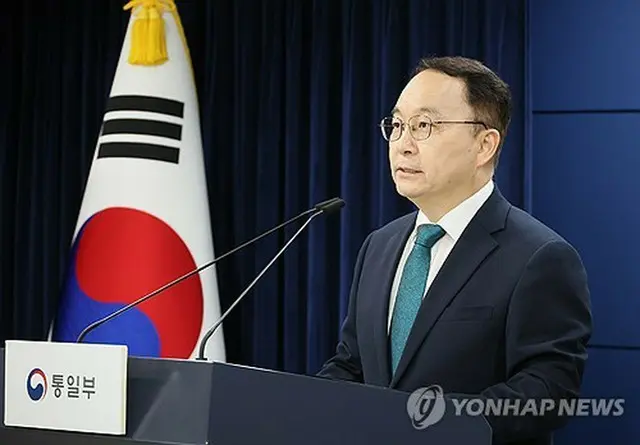政府ソウル庁舎で記者会見を行う統一部の具炳杉報道官＝１１日、ソウル（聯合ニュース）