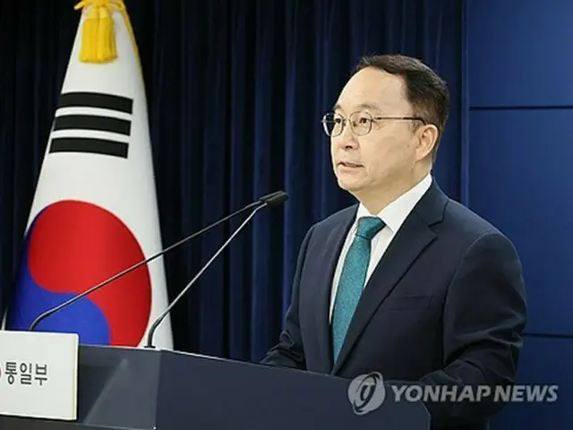 政府ソウル庁舎で記者会見を行う統一部の具炳杉報道官＝１１日、ソウル（聯合ニュース）