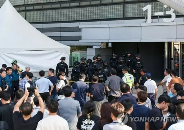 ＫＳＰＯ　ＤＯＭＥに爆発物を仕掛けたとのファクスが届き、コンサートの観客約４０００人が避難した＝１０日、ソウル（聯合ニュース）
