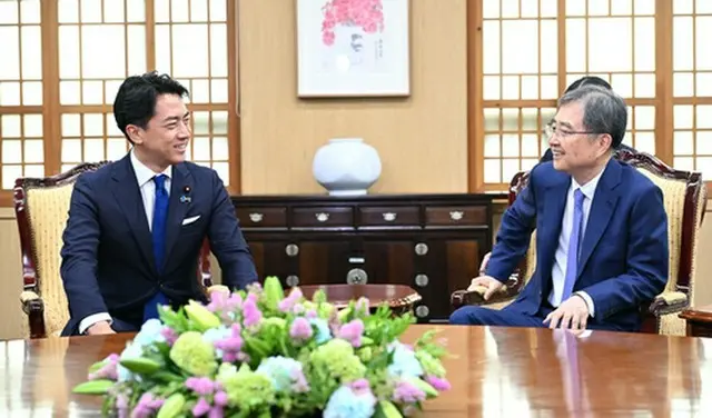 会談する小泉氏（左）と趙氏（外交部提供）＝（聯合ニュース）≪転載・転用禁止≫