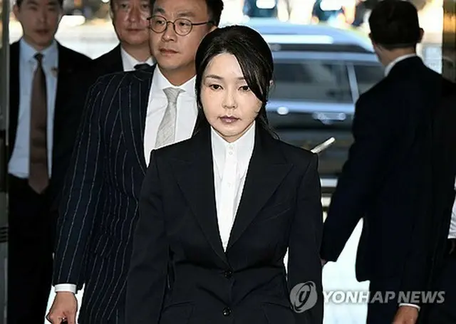 逮捕状審査に出席するため、ソウル中央地裁に入る金建希氏＝１２日、ソウル（聯合ニュース）