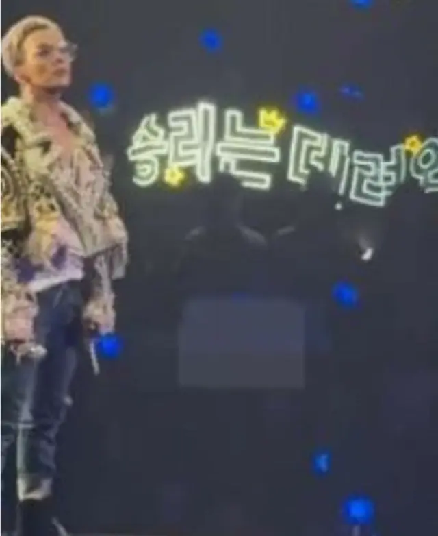 香港公演中にG-DRAGON（BIGBANG）が客席から顔を背ける…ファンも怒ったLEDプラカードの内容2