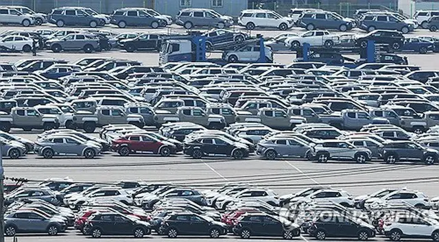 ソウル近郊の平沢港で輸出を待つ自動車＝（聯合ニュース）