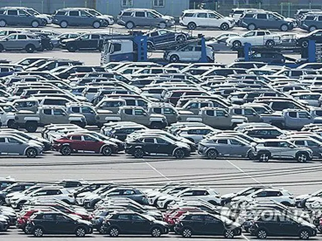 ソウル近郊の平沢港で輸出を待つ自動車＝（聯合ニュース）