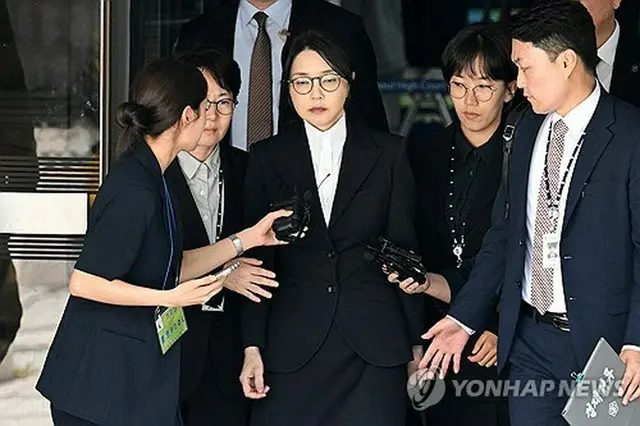 逮捕状審査を終え、ソウル中央地裁を出る金氏＝１２日、ソウル（聯合ニュース）