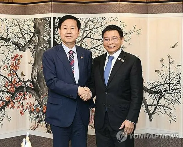 韓国の具潤哲（ク・ユンチョル）経済副首相兼企画財政部長官（左）とベトナムのグエン・バン・タン財務相（企画財政部提供）＝（聯合ニュース）≪転載・転用禁止≫