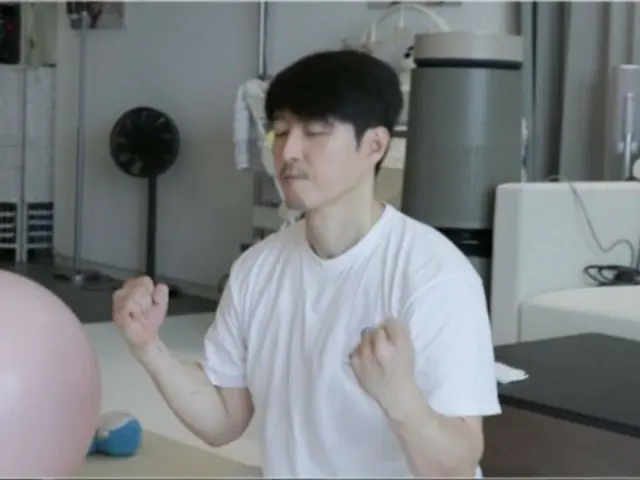 俳優シム・ヒョンタク、“深い眠り”に入った息子の前で料理開始…「1日1食だから大事に」