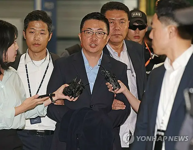 仁川空港で身柄を確保されたキム・イェソン氏（中央）＝１２日、仁川（聯合ニュース）
