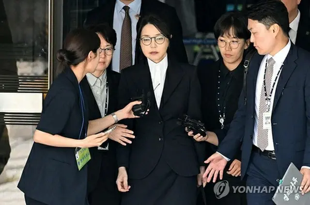 逮捕状審査を終え、ソウル中央地裁を出る尹錫悦（ユン・ソクヨル）前大統領の妻、金建希（キム・ゴンヒ）氏＝１２日、ソウル（聯合ニュース）