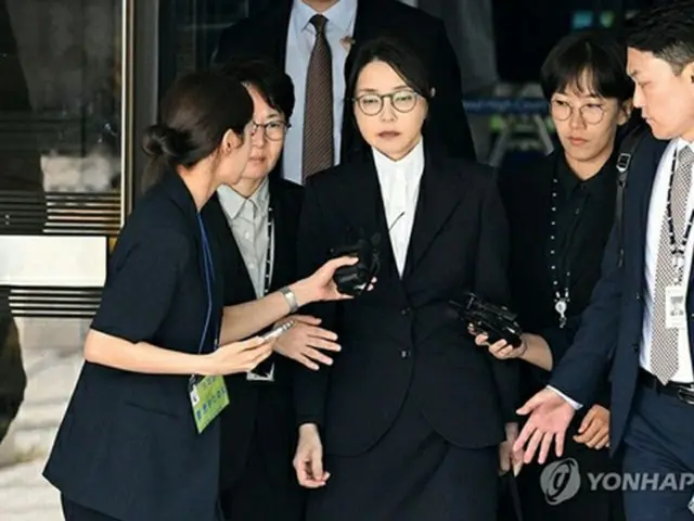 逮捕状審査を終え、ソウル中央地裁を出る尹錫悦（ユン・ソクヨル）前大統領の妻、金建希（キム・ゴンヒ）氏＝１２日、ソウル（聯合ニュース）