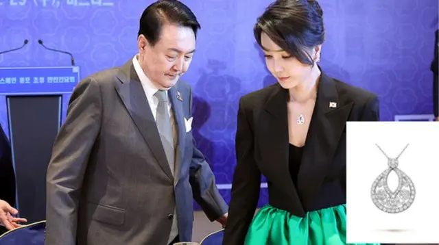 前大統領夫人・金建希氏を逮捕…決め手は「偽物」ネックレスか＝韓国