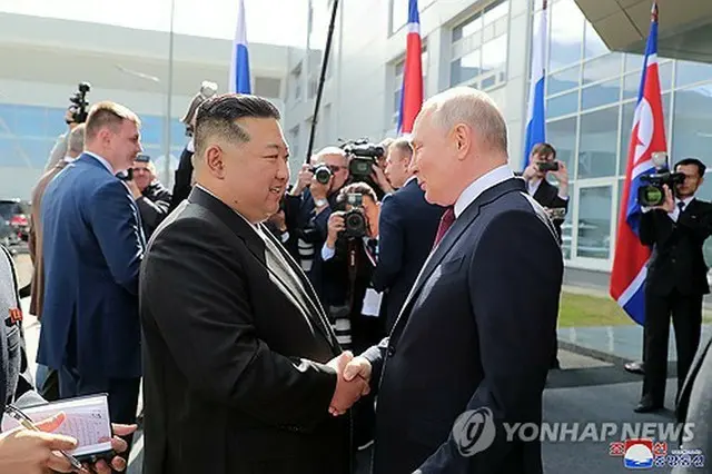 ２０２３年９月１４日、ロシア極東アムール州のボストーチヌイ宇宙基地で首脳会談を行った金正恩氏（左）とプーチン氏＝（朝鮮中央通信＝聯合ニュース）≪転載・転用禁止≫