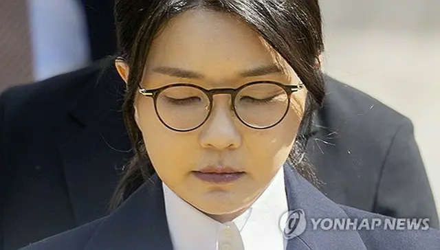 逮捕状審査を終え、ソウル中央地裁を出る金氏（写真共同取材団）＝１２日、ソウル（聯合ニュース）
