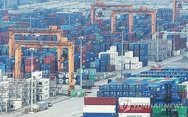 コンテナが並ぶソウル近郊の平沢港＝７日、平沢（聯合ニュース）