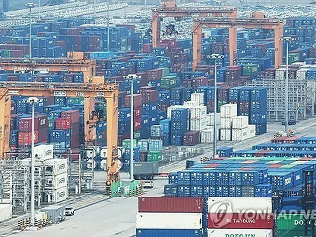 コンテナが並ぶソウル近郊の平沢港＝７日、平沢（聯合ニュース）