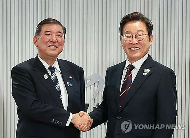 李大統領（右）は６月、主要７カ国首脳会議（Ｇ７サミット）に出席するため訪問したカナダで石破首相と会談した（資料写真）＝（聯合ニュース）