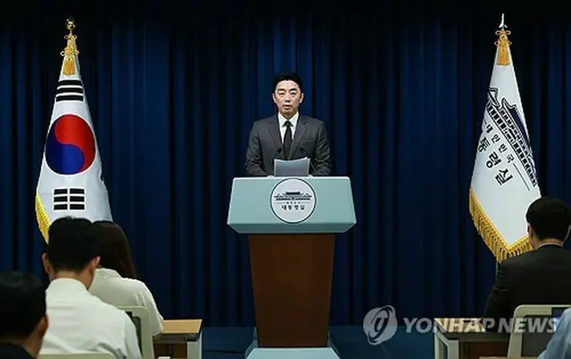 記者会見する姜勲植・大統領秘書室長＝１３日、ソウル（聯合ニュース）