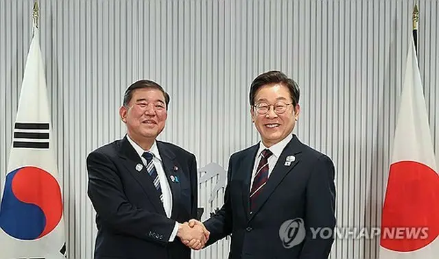 李大統領（右）と石破首相は６月、主要７カ国首脳会議（Ｇ７サミット）に出席するため訪問したカナダで会談した（資料写真）＝（聯合ニュース）