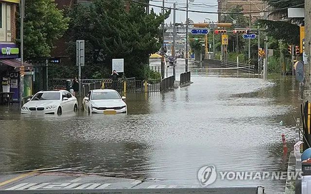 １３日、冠水した仁川市内の道路（読者提供）＝（聯合ニュース）≪転載・転用禁止≫