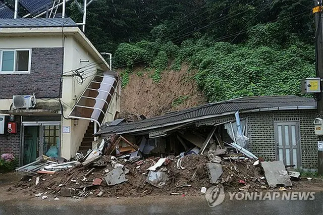 大雨による土砂崩れで半壊した民家＝１３日、京畿道加平郡（聯合ニュース）