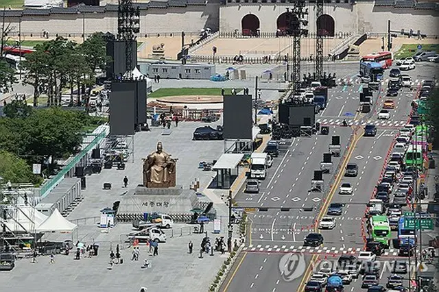 光化門広場横の道路の一部車線が通行止めとなっている＝１２日、ソウル（聯合ニュース）